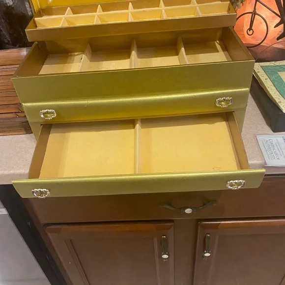 Vintage ladies extra large BUXTON jewelry box. Overall good condition - Picture 4 of 9